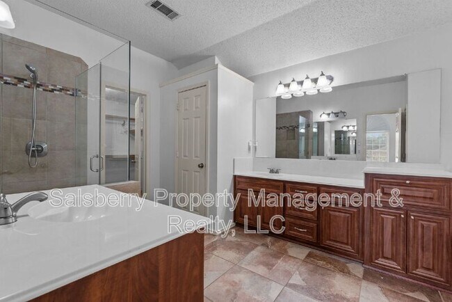 Building Photo - 1105 Hall Dr