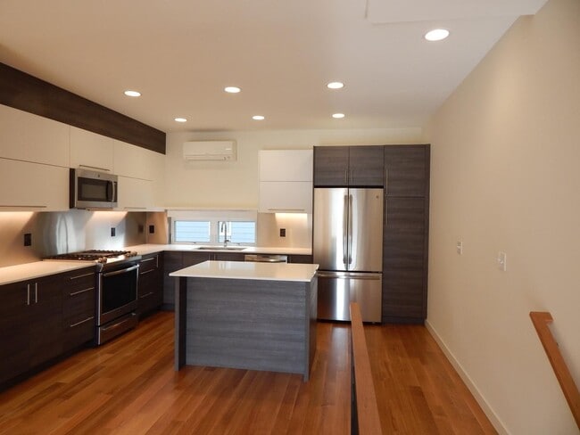 Building Photo - 3 bd 2 bath Lower Queen Anne townhouse, close to SPU