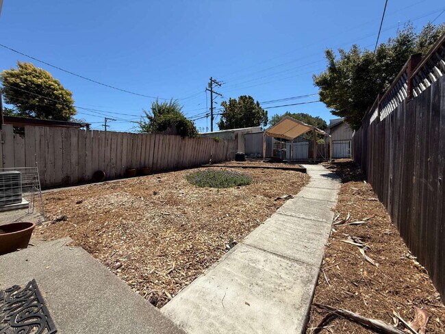 Building Photo - Charming 3-Bedroom Home with Yard – Conven...