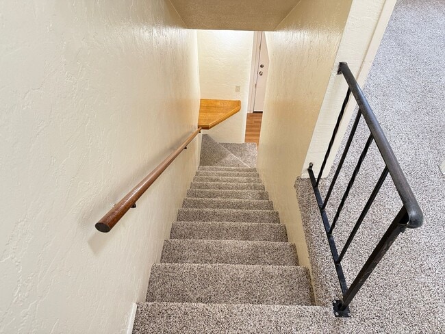 Building Photo - Updated 2 bedroom, 1 bath with garage!