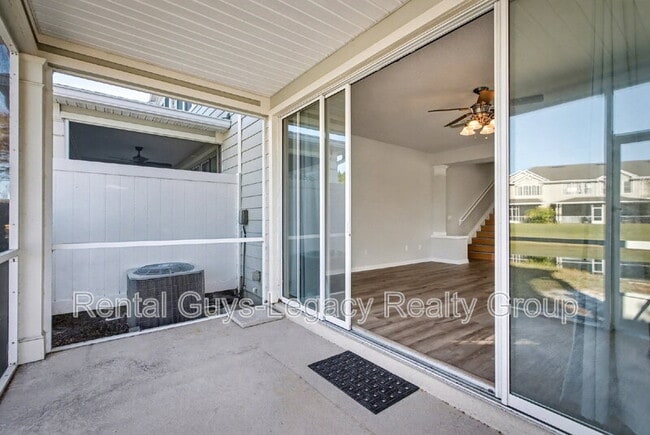 Building Photo - 6986 Roundleaf Dr