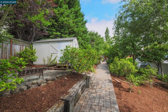 Building Photo - 10 Darnby Ct