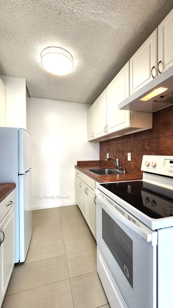 Building Photo - ** Newly Upgraded 1 bedroom  / 1 bath w/la...