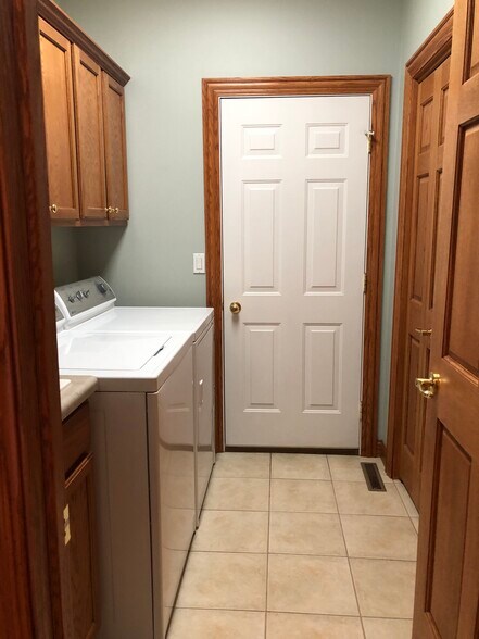 Building Photo - 859 Clearwater Cv W