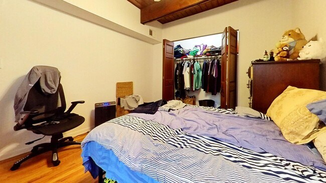 Building Photo - East Lakeview Duplexed Two Bedroom Two Bath
