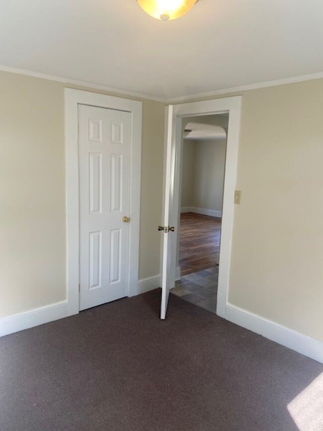 Building Photo - Cute and Cozy Rental