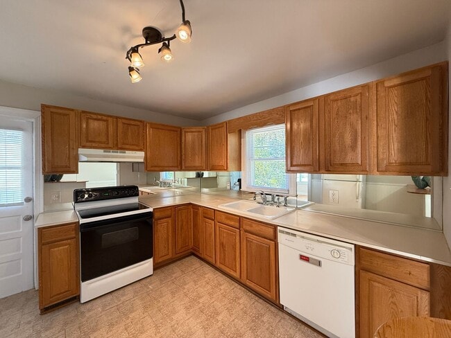 Building Photo - 1320 Miller St