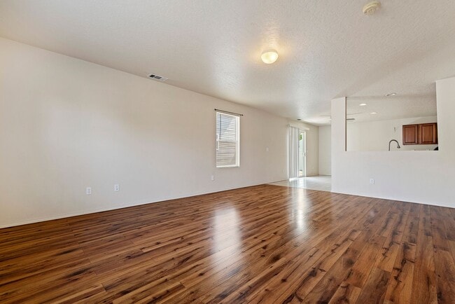 Building Photo - Very Clean 3 Bedroom Home with Community Pool _ Pet Friendly!