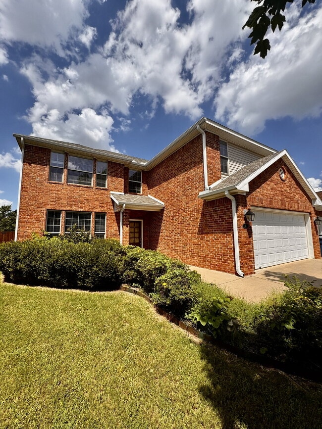 Primary Photo - 15 Bluestem Ln
