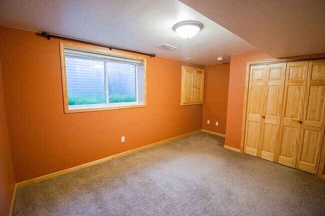 Building Photo - Ranch-style home with great fenced yard & patio!
