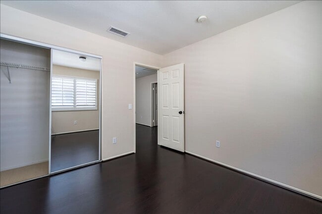 Building Photo - Stevenson Ranch Townhome!  3+2.5+ Loft!  2...