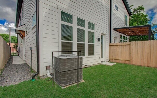 Building Photo - 3206 Live Oak St