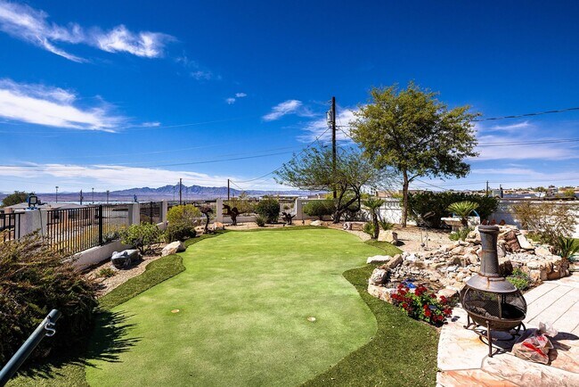 Building Photo - Long Term 4 Bedroom Rental with a Beautifu...