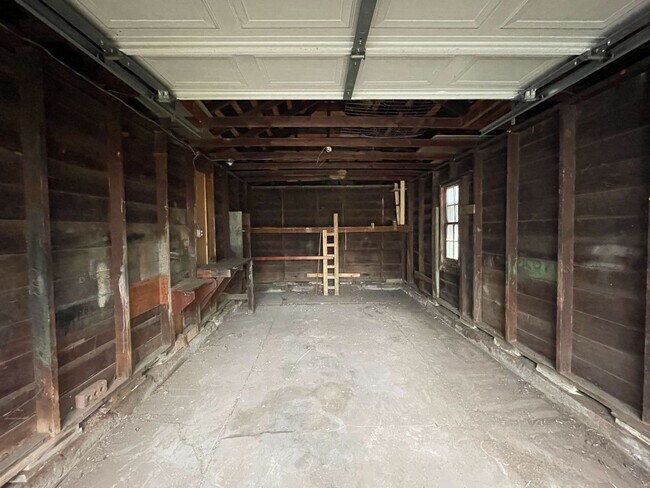 Building Photo - 3 Bed 1 Bath Home