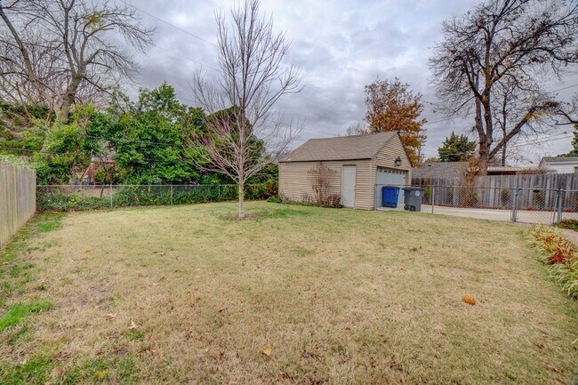 Building Photo - 3 Bed | 1 Bath in Midtown!