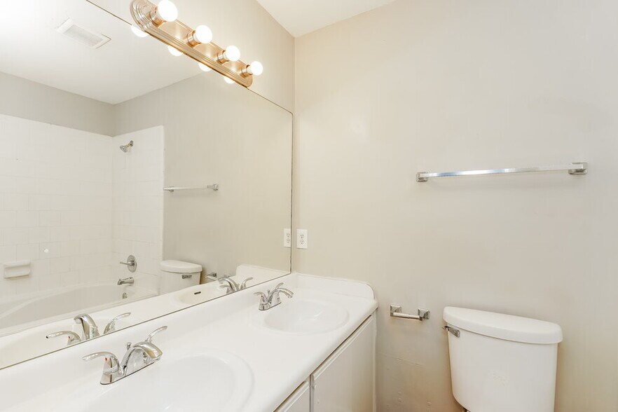 Building Photo - 1001 Springcreek Dr