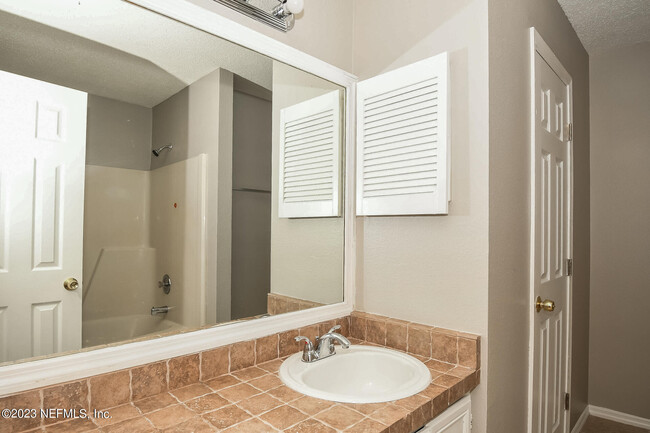 Building Photo - 10994 Traci Lynn Dr