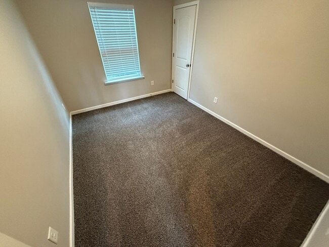 Building Photo - Beautiful Townhome in the steel creek area!