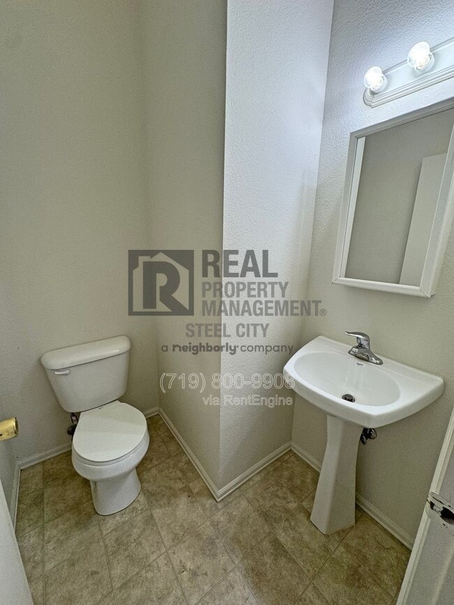 Building Photo - 1719 Oakshire Ln