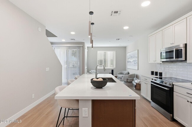 Building Photo - 850 N 8th Ave