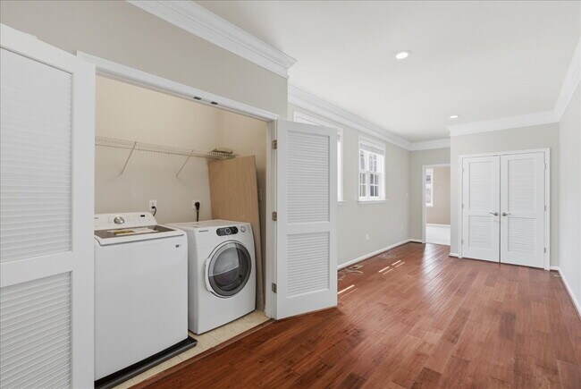 Building Photo - Expansive 4BR / 4.5BA Townhome in Lansdowne Town Center – Over 3,400 Sq Ft!