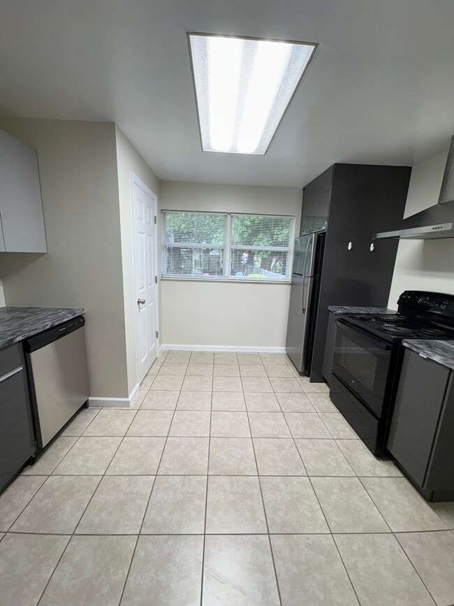 Building Photo - Renovated 3 bedroom house in the heart of ...