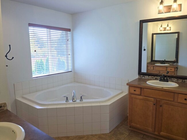 Building Photo - Gorgeous 4 Bedroom Lake Stevens Home in Cr...
