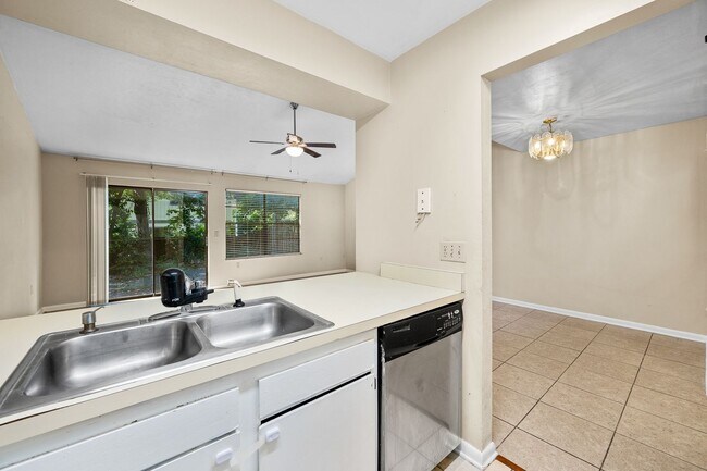 Building Photo - Spacious 3/2 Townhome in Highly Sought-After Marchwood – Available Now!