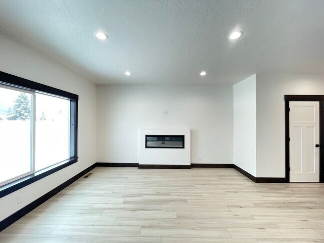 Building Photo - Brand New Hayden Townhome