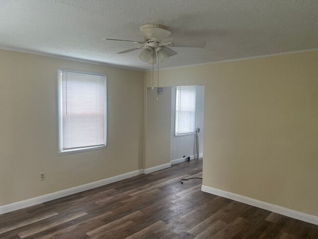 Building Photo - RARE CARSON LANE DUPLEX AVAILABLE