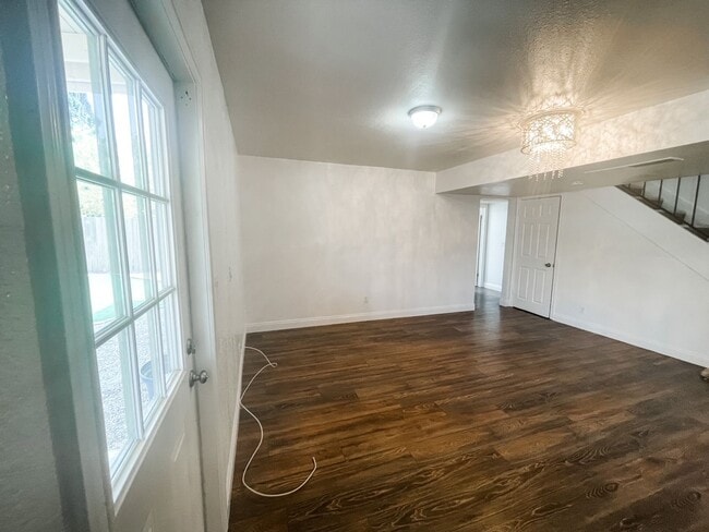 Building Photo - 5 bed/3 bath home in the heart of Spring Valley!