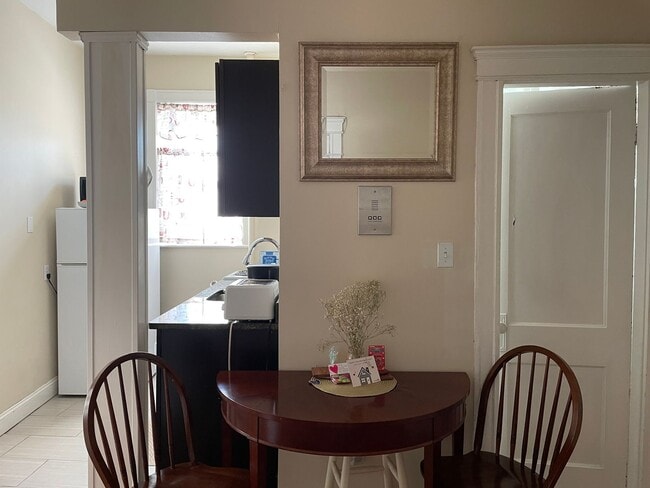 Building Photo - 2BR 1Bth unit. Heat/Hot Water included. Great location!