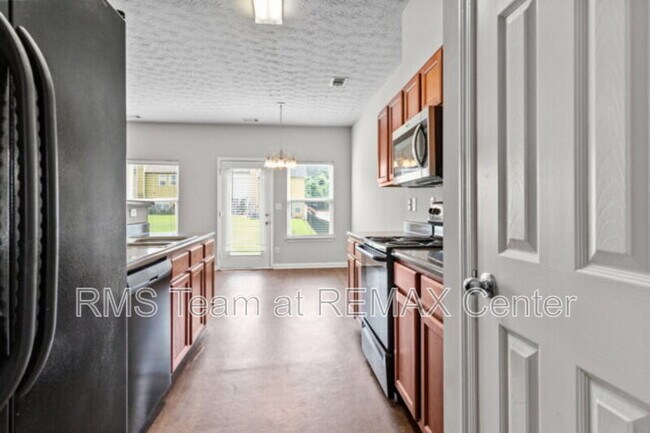 Building Photo - 45 Providence Oak Ct SE