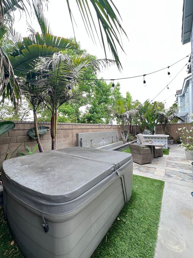 Building Photo - Beautifully Furnished Home in Huntington Beach