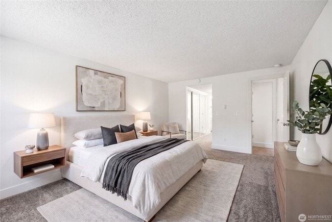 Building Photo - 4641 W Lake Sammamish Pkwy SE