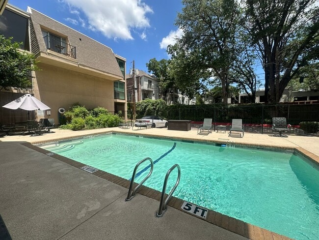 Building Photo - Charming 2-Bed Unit in Dallas! Community p...