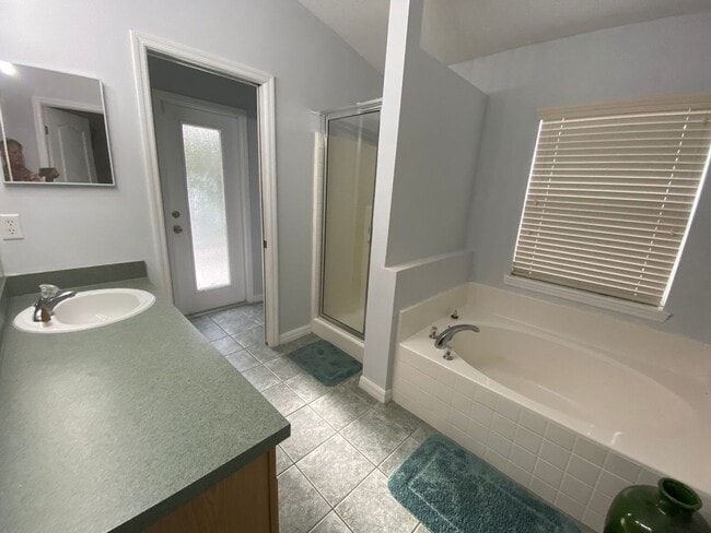 Building Photo - 4 Bedroom 3 Bath home in Sandy Ridge subdivision, in Davenport for RENT!