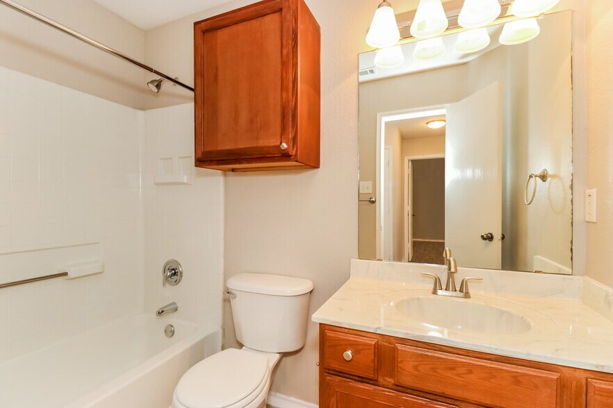 Building Photo - 726 Victoria Dr