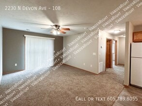 Building Photo - 2230 Devon Ave
