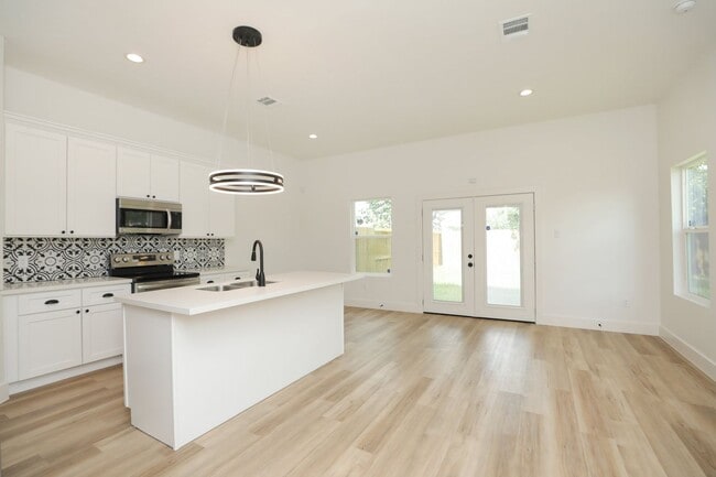 Building Photo - For Lease | 4 Bed, 2.5 Bath | 1,450 Sq Ft |