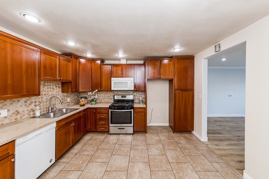 Kitchen - 15023 Van Buren Ave