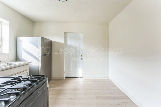 Building Photo - 415 Simpson Ave