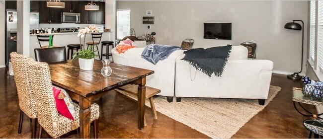 Building Photo - * MOVE IN SUMMER 07/01/2027 * 6 Bed 4 Bath...