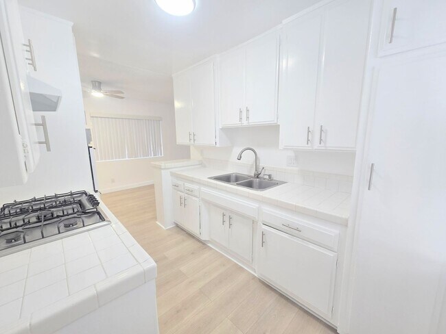 Building Photo - Welcome home! 2bd/2ba unit with parking. Master bedroom with en-suite bathroom!
