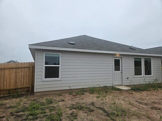 Building Photo - 2329 Silvercloud Dr