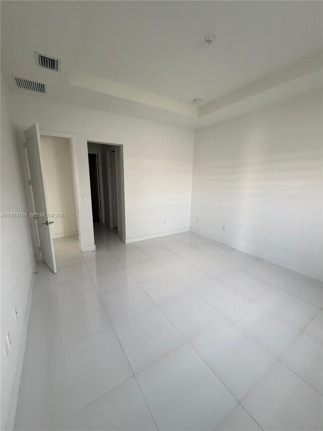 Building Photo - 4398 SW 173rd Ave