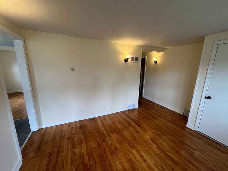 Family room - 107 Douglas Ave
