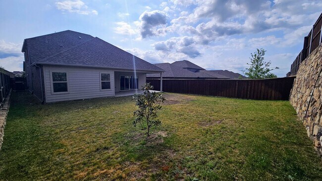 Building Photo - Spacious Ventana Home with all appliances!