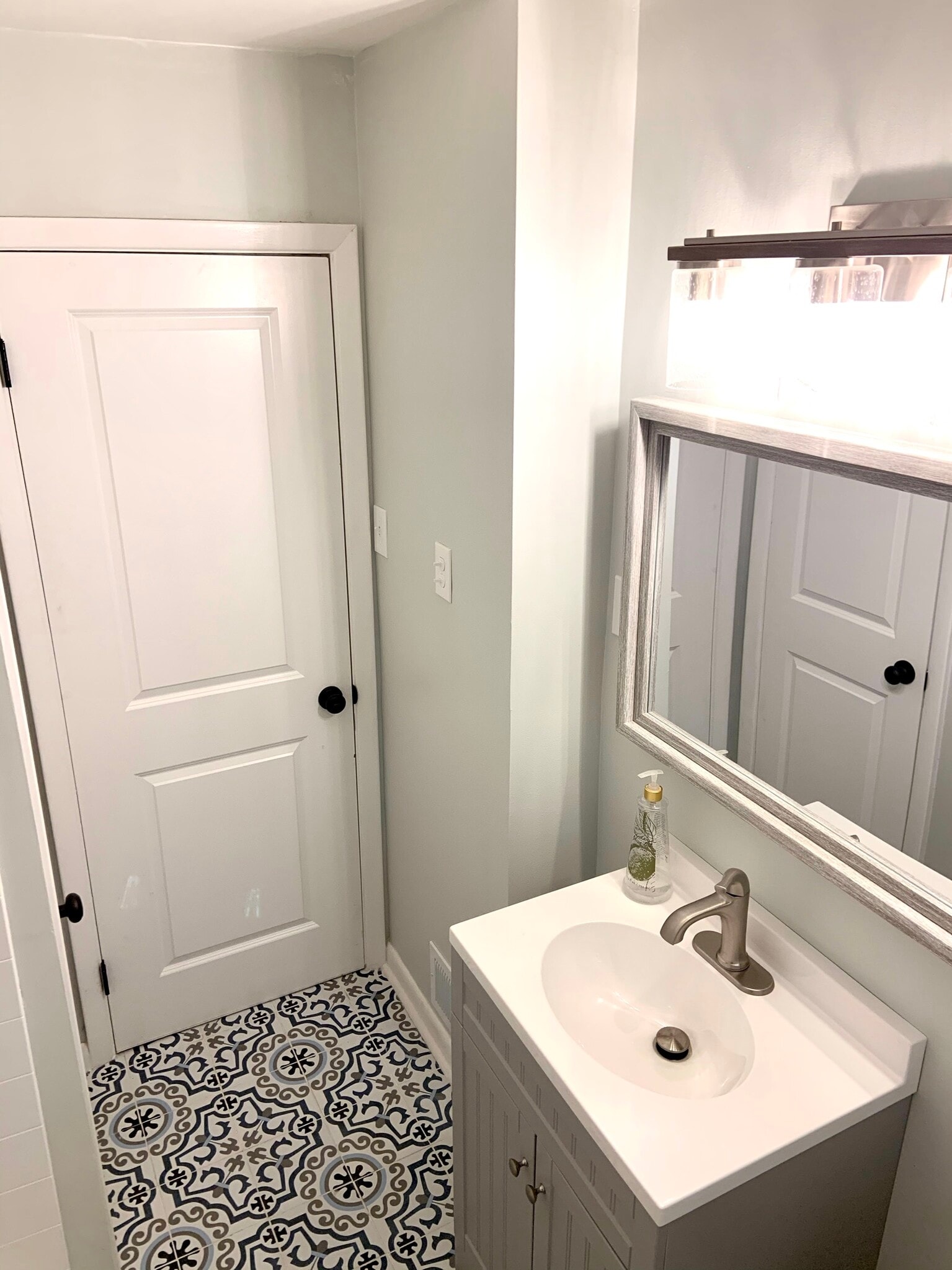 Completely Updated, Full Bathroom - 1118 Arlington Pkwy NE