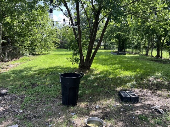 Building Photo - 605 Highlands St